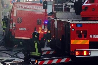 Monopoli, paura sulla statale. Camion in fiamme, bloccato il traffico verso Bari