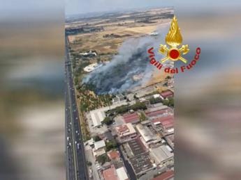 Galleria foto 'Roma, vasto incendio oggi a Casal Monastero: fiamme vicine ad abitazioni' - foto 1