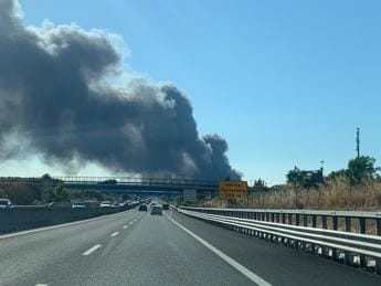 Galleria foto 'Roma, vasto incendio oggi a Centocelle: fiamme in centro autodemolizione' - foto 1