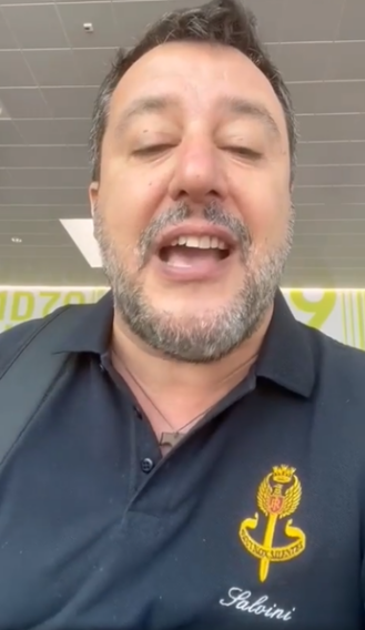 Galleria foto 'Salvini torna poliziotto, rispolvera polo Nocs' - foto 1