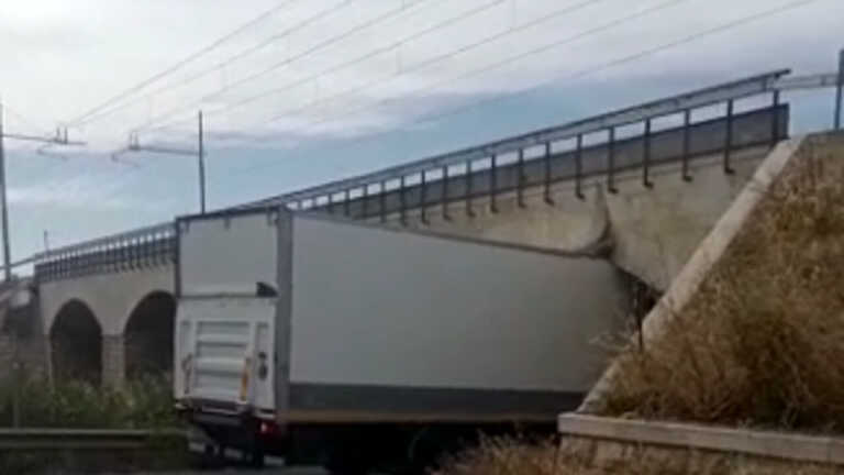 Galleria foto 'Bari, camion rimane incastrato' - foto 1