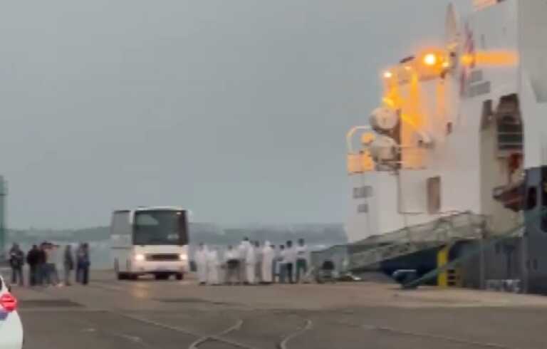 Sbarcati a Taranto i 65 migranti della Geo Barents: «Sono molto provati»