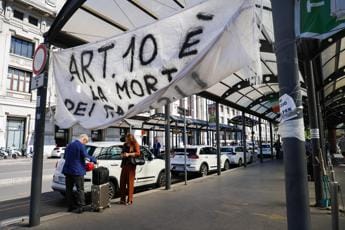 Galleria foto 'Sciopero taxi, manifestanti forzano blocchi davanti a Palazzo Chigi' - foto 1
