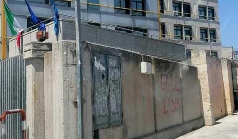 “Giudici ladri”, scritte offensive sui muri del Tribunale di Lecce