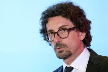 Galleria foto 'Senato, siparietto in buvette su cravatta nera Toninelli' - foto 1