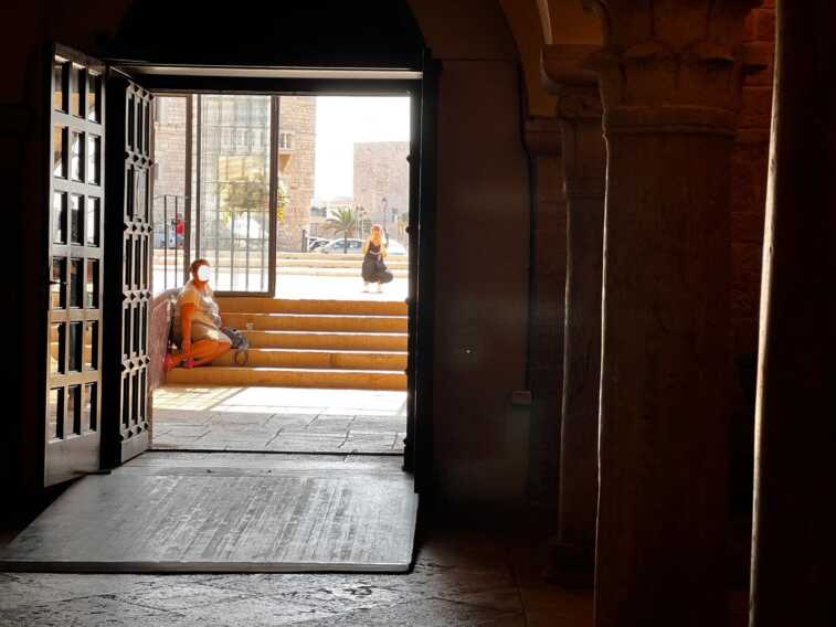 Trani: in piazza Duomo turisti tallonati da mendicanti e rifiuti ovunque