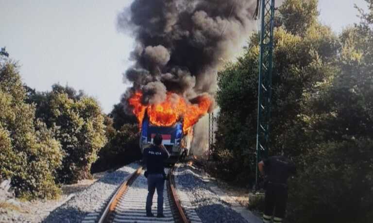 Galleria foto 'Martina Franca: treno in fiamme nel bosco Orimini. In salvo i passeggeri' - foto 1