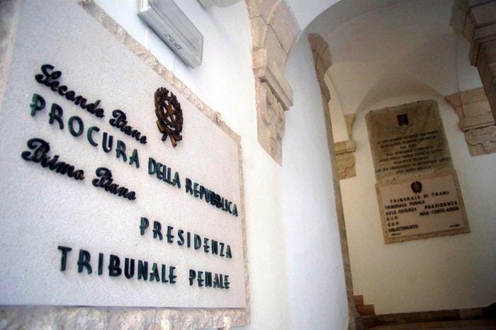 Galleria foto 'Avrebbe falsificato il verbale di un testimone: il pm di Bari rischia il processo' - foto 1