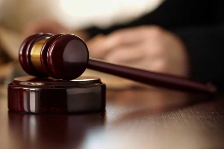Aggredì il marito con l’acido a Brindisi, assolta la moglie: «Non è imputabile»