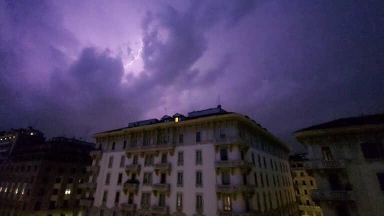 Galleria foto 'Una tempesta di fulmini si abbatte su Milano' - foto 1