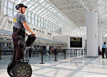 Galleria foto 'Usa, spari in aeroporto a Dallas: stop ai decolli' - foto 1