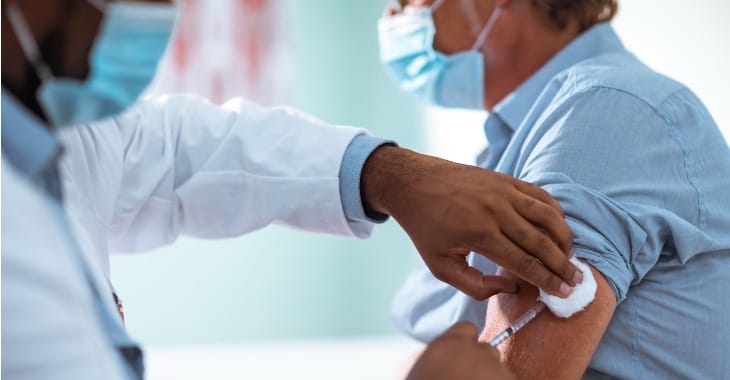 Covid: via alla quarta dose del vaccino a over60 e fragili in Puglia