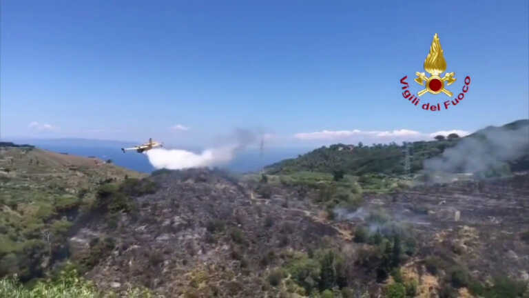 Galleria foto 'Vasto incendio nel Messinese, in azione un canadair e un elicottero' - foto 1