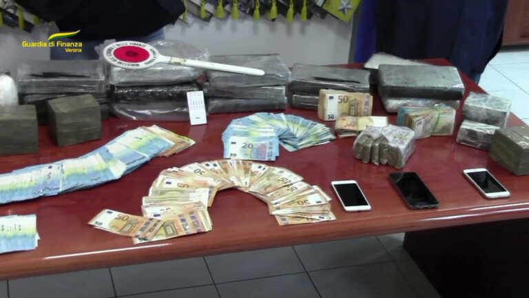 Galleria foto 'Verona, smantellata da Gdf organizzazione trafficanti droga' - foto 1