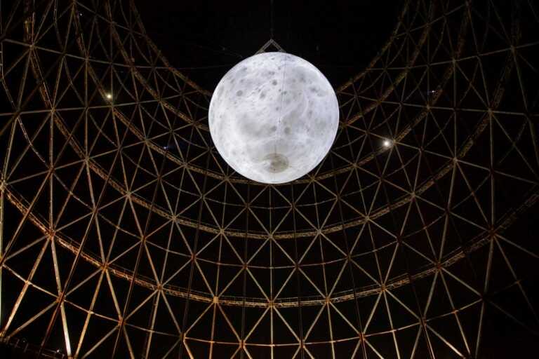 Galleria foto 'Videocittà 2022, Luna Somnium illumina il Gazometro di Roma' - foto 1