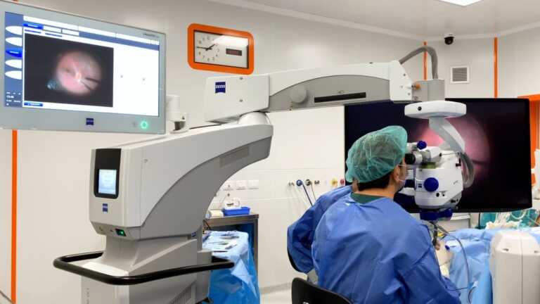 Un virus sotto la retina per tornare a vedere: al Policlinico di Bari l’intervento su una 11enne