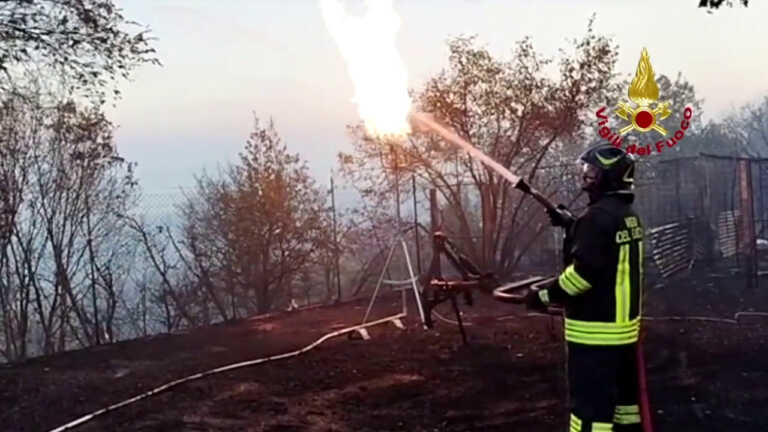 Galleria foto 'Vvf ancora al lavoro per incendio nel Carso, in azione 2 Canadair' - foto 1