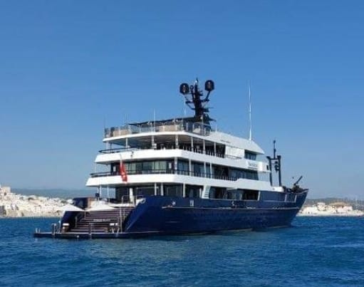 Galleria foto 'Il megayacht di Briatore fa tappa a Vieste: al comando i fratelli Tarquini' - foto 1
