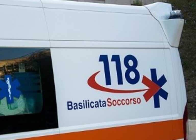 Si schianta con l’auto contro un albero: muore 21enne ad Albano di Lucania