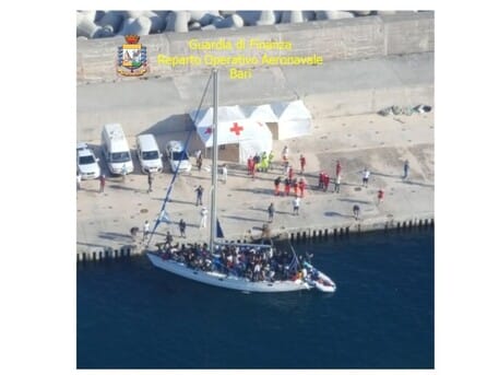 Galleria foto 'Migranti: in 92 su una barca a vela sbarcano in Salento' - foto 1