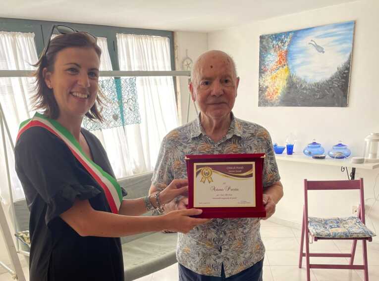 Nardò festeggia i 100 anni di Arturo, ex poliziotto con la passione per i disegni