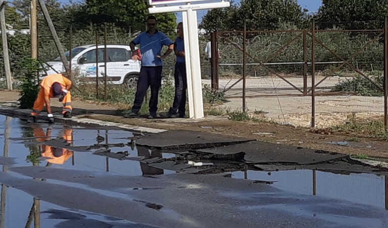 Galleria foto 'Bari, si rompe la condotta idrica in via Gentile: strada chiusa al traffico – VIDEO' - foto 1