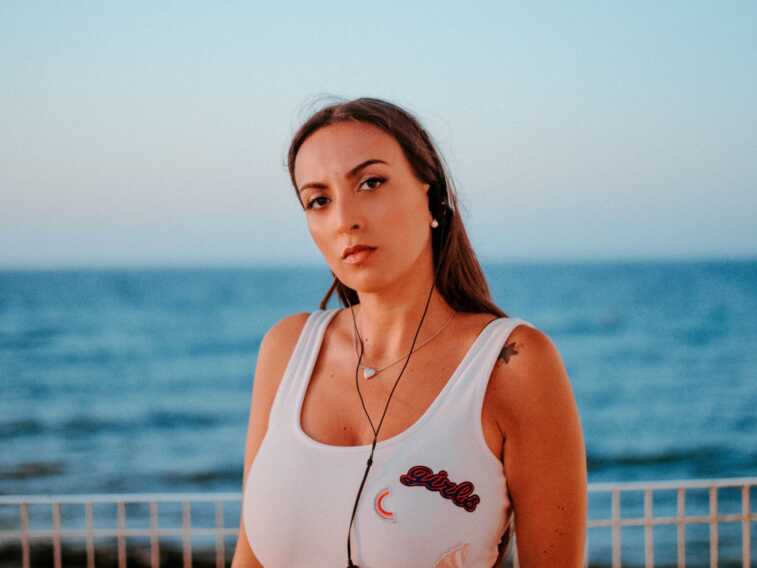 Galleria foto '“Oggi ti scarico”: il primo singolo della cantante leccese Raffaella Roccasecca' - foto 1