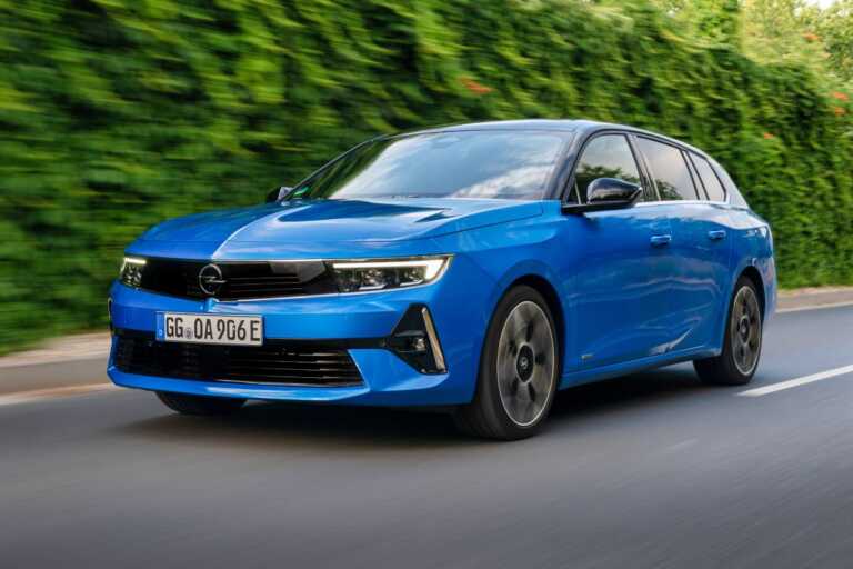 A caccia di squali sulla nuova Opel Astra Sports Tourer