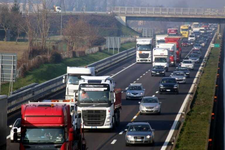 Galleria foto 'A luglio immatricolazioni auto in lieve calo' - foto 1