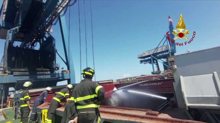 Galleria foto 'A Porto Torres si surriscalda nave piena di carbone' - foto 1