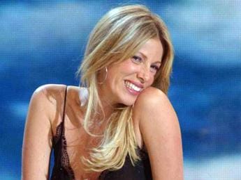 Galleria foto 'Alessia Marcuzzi e il boccone di traverso, ecco la manovra che l’ha salvata' - foto 1