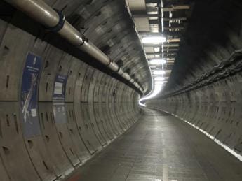 Galleria foto 'Allarme su treno sotto la Manica, bloccati per ore nel tunnel d’emergenza' - foto 1