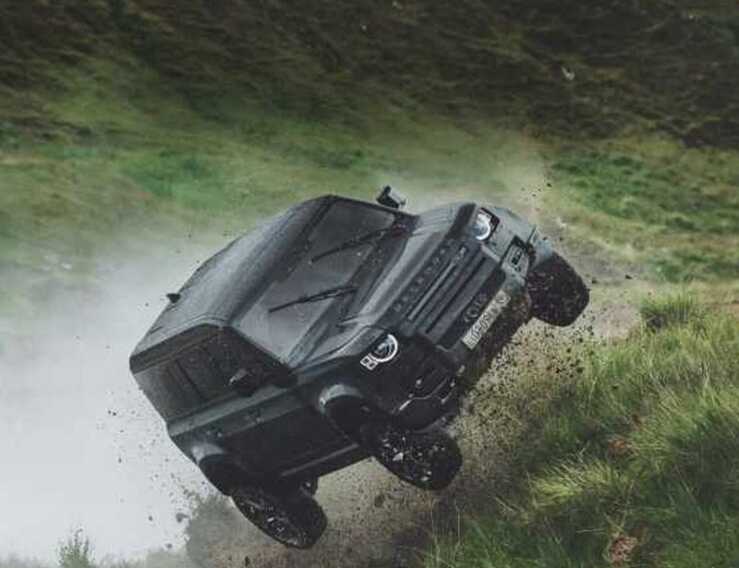 All’asta Defender, Range Rover e Jaguar usate in “No Time To Die”