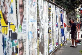 Galleria foto 'Api, cavallette e tigri: torna il bestiario della politica' - foto 1