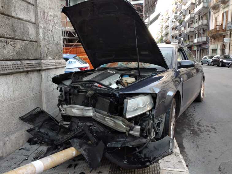 Galleria foto 'Perde il controllo dell’auto e abbatte un semaforo in via Quintino Sella a Bari – FOTO' - foto 2