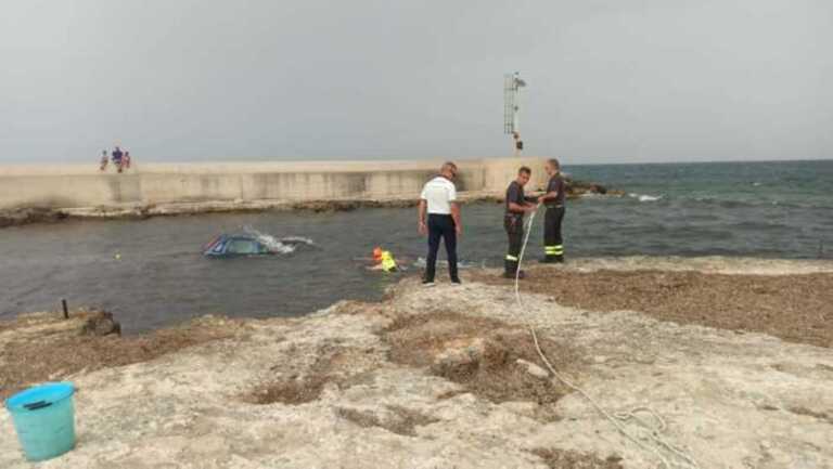 Galleria foto 'Finisce con l’auto in mare a San Cataldo: 61enne salvata da un bagnante' - foto 1