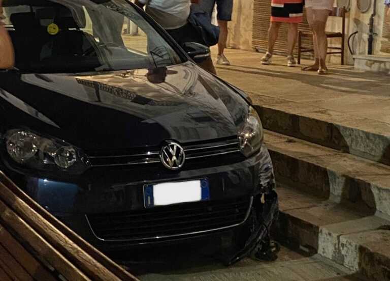 Galleria foto 'Tragedia sfiorata a Carovigno: auto piomba tra la folla. L’autista è fuggito' - foto 1