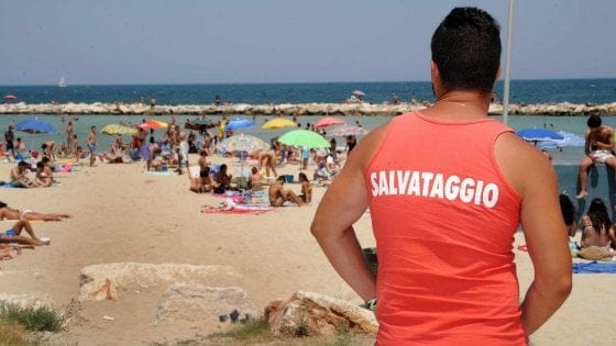 A Bari arrivano i bagnini anche sulle spiagge libere: salvataggi in mare a Pane e Pomodoro e a San Girolamo