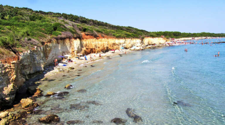 Galleria foto 'Si tuffa ma urta sugli scogli: grave giovane turista comasco a Otranto' - foto 1