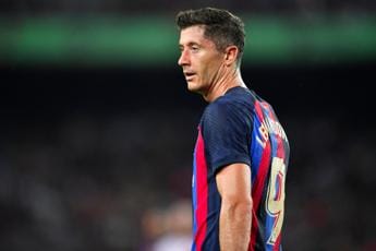 Galleria foto 'Barcellona, Lewandowski derubato mentre firma autografi' - foto 1