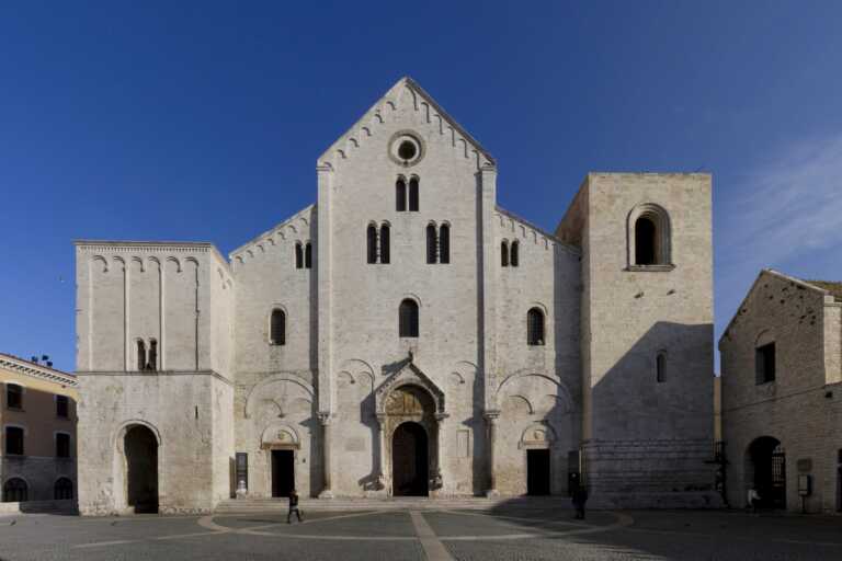 Puglia, le campane suonano a lutto per la morte del Papa. Emiliano: «Ci ha insegnato il senso della giustizia»