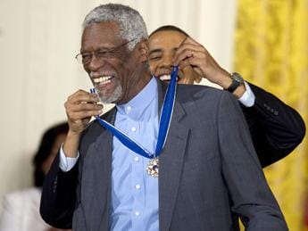 Galleria foto 'Bill Russell, Nba ritira maglia numero 6: nessun giocatore potrà più indossarla' - foto 1