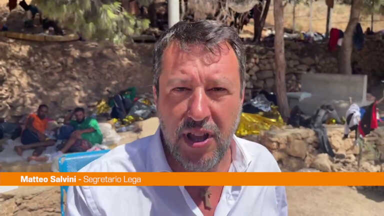 Galleria foto 'Blitz Salvini a Lampedusa “Questa non è accoglienza”' - foto 1
