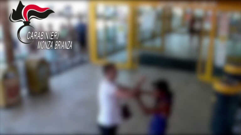 Galleria foto 'Busnago, accoltella un 15enne fuori dal centro commerciale, arrestato' - foto 1