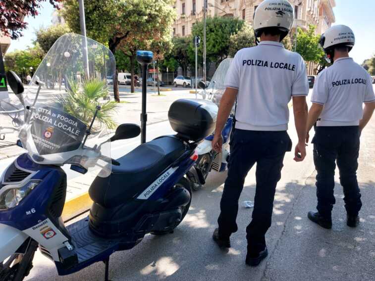 Monopattini e bici sull’isola pedonale. Controlli e sanzioni della polizia locale