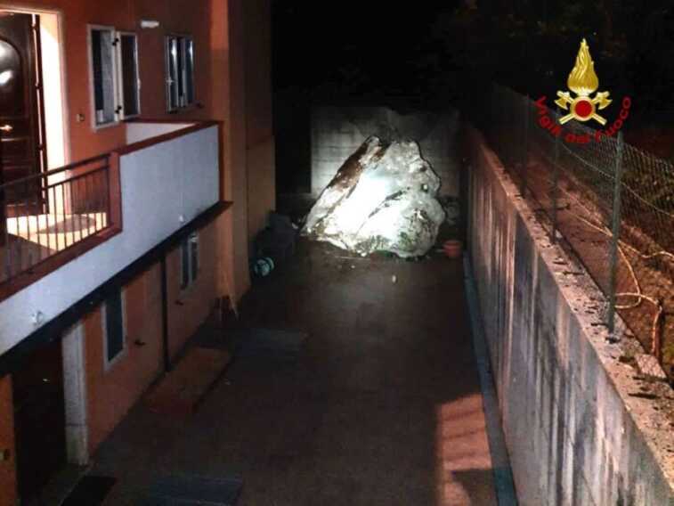Cadono massi dalla parete rocciosa: evacuate 5 famiglie a Pescopagano