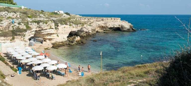 Natante affonda al largo di Monopoli: 5 persone salvate da poliziotto fuori servizio