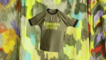 Galleria foto 'Calcio: Puma e Milan presentano la terza maglia, è verde oliva con scritte gialle' - foto 1