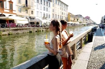 Galleria foto 'Caldo e vacanze, è boom di vendite di acqua tonica e tè freddo' - foto 1