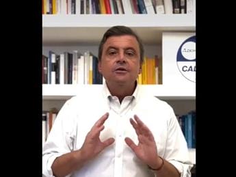 Galleria foto 'Calenda sbarca su TikTok: “Non ballo perché sembro un orso ma parlo di politica” – Video' - foto 1